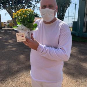 Imagem da notícia ENFERMEIRO É SURPREENDIDO COM VASO DE FLOR