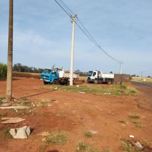 Imagem da notícia PREFEITURA REMOVE RESÍDUOS DESCARTADOS À MARGEM DA VICINAL JOSÉ MARIA VERDINI