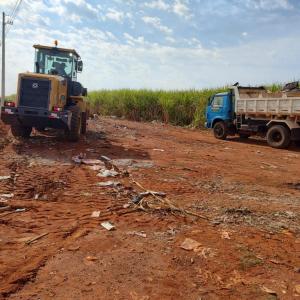 Imagem da notícia PREFEITURA REMOVE RESÍDUOS DESCARTADOS À MARGEM DA VICINAL JOSÉ MARIA VERDINI