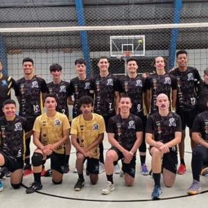 Imagem da notícia EQUIPES MASCULINAS DE BASQUETE E VÔLEI CONQUISTAM BONS RESULTADOS NO FINAL DE SEMANA