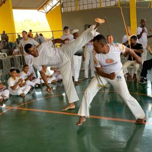 Imagem da notícia ESCOLINHA DE CAPOEIRA REALIZA TROCA DE CORDA DOS ALUNOS