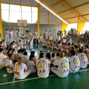 Imagem da notícia ESCOLINHA DE CAPOEIRA REALIZA TROCA DE CORDA DOS ALUNOS