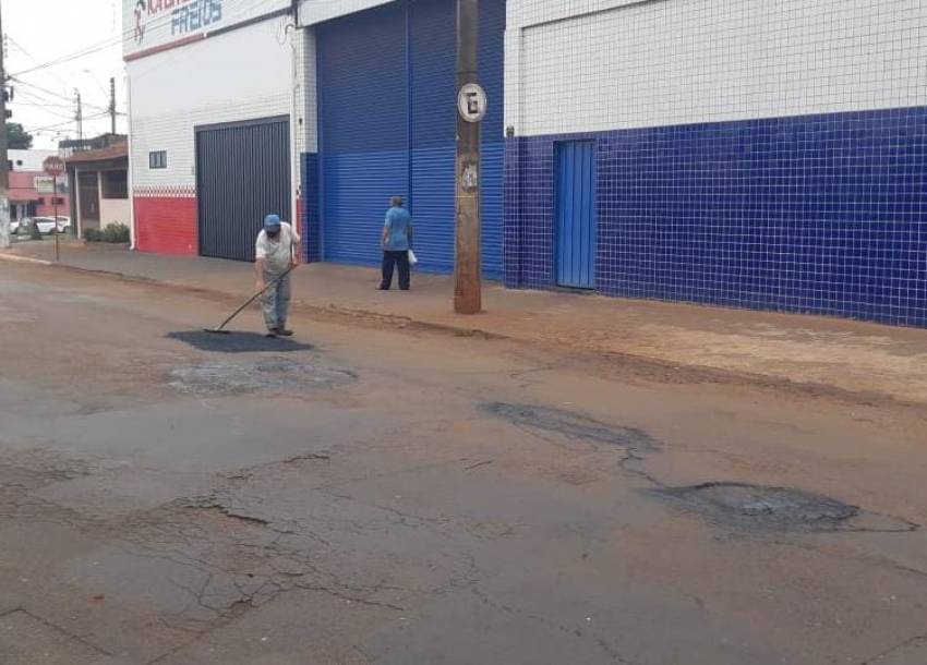 PREFEITURA RETOMA SERVIÇO DE 'TAPA BURACO'