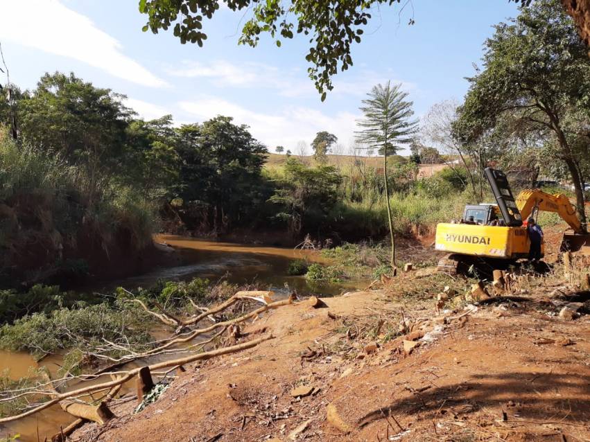 PREFEITURA ACOMPANHA OBRAS DE LIMPEZA DO RIO JAÚ NO JARDIM SÃO JOSÉ