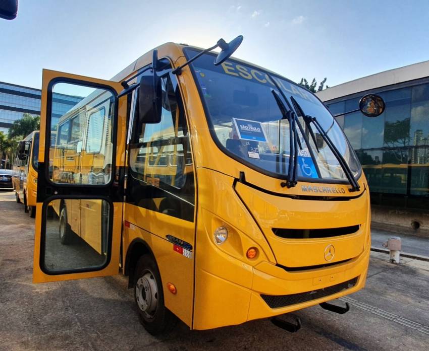 PREFEITURA PARTICIPA DE SOLENIDADE DE ENTREGA DE ÔNIBUS ESCOLAR