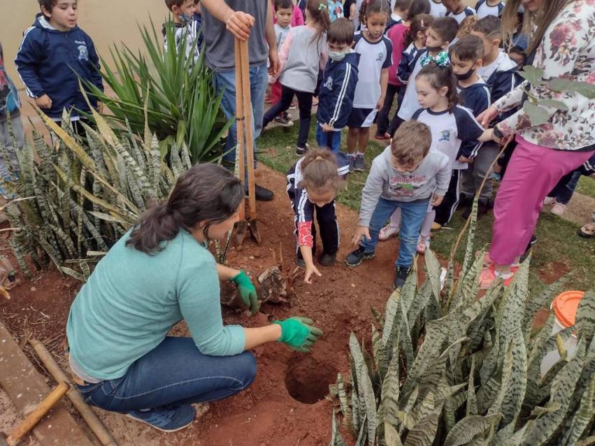 CRIANÇAS PLANTAM ÁRVORE EM ESCOLA DE POTUNDUVA