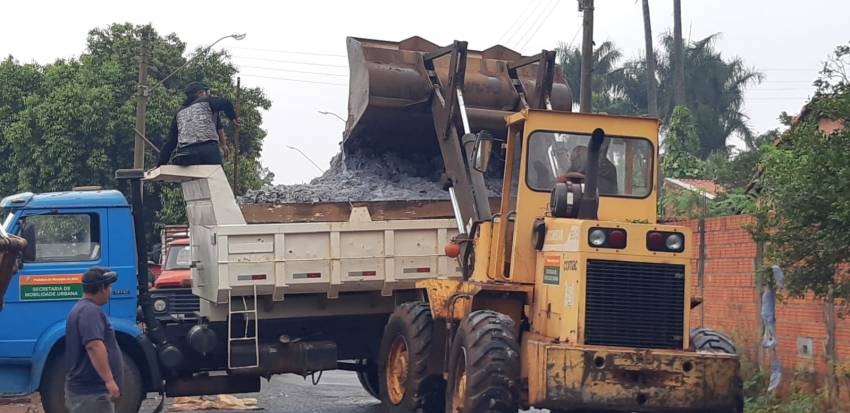 PREFEITURA REALIZA RETIRADA DE RASPAS DE COURO NA VILA RIBEIRO