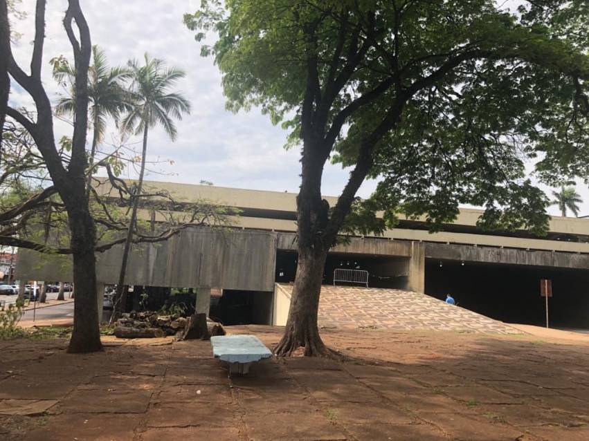PRAÇA DA RODOVIÁRIA É PREPARADA PARA REVITALIZAÇÃO PAISAGÍSTICA
