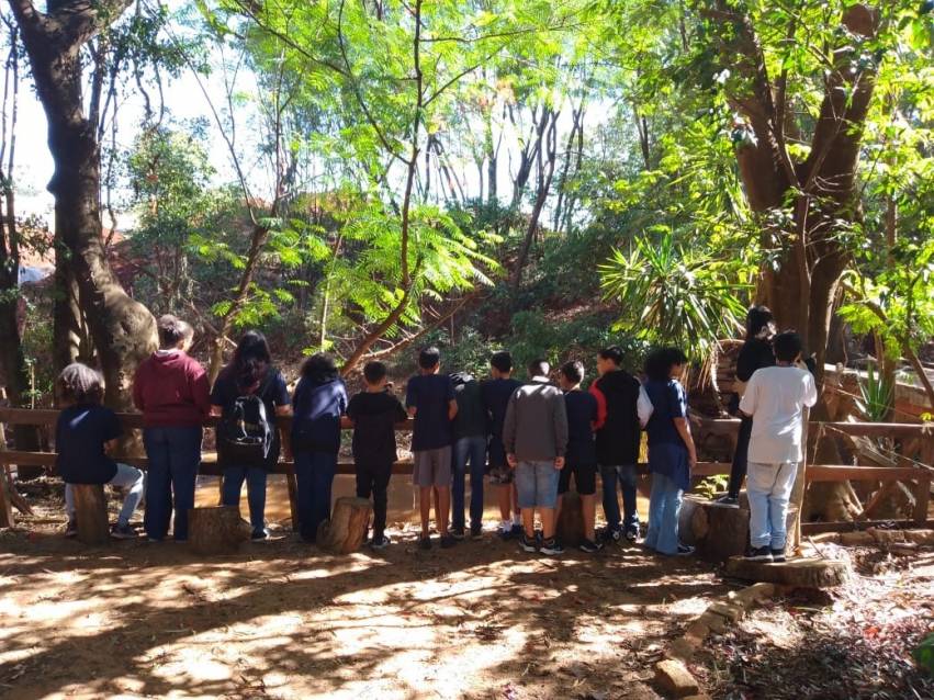 ESTUDANTES DA ESCOLA DR. LOPES RODRIGUES VISITAM HORTO