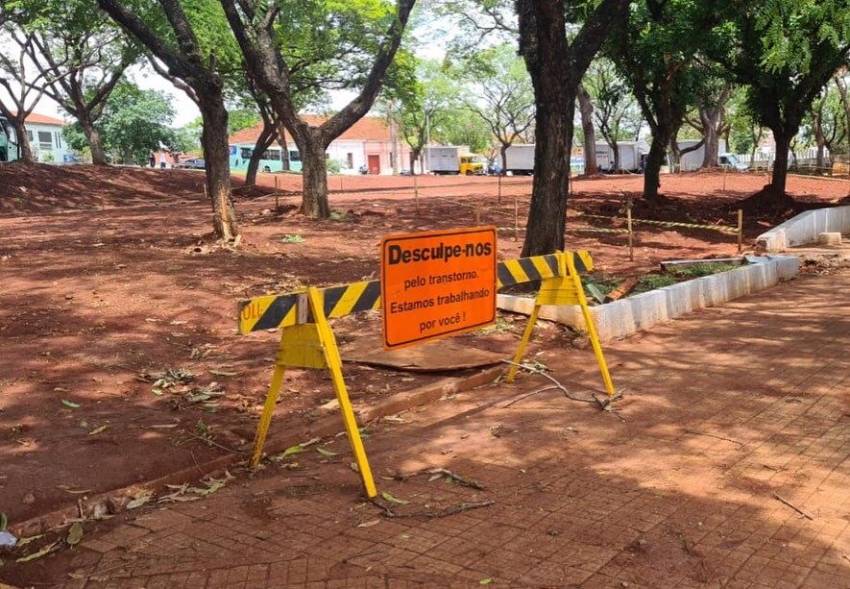 OBRAS NA PRAÇA DA RODOVIÁRIA CONTINUAM