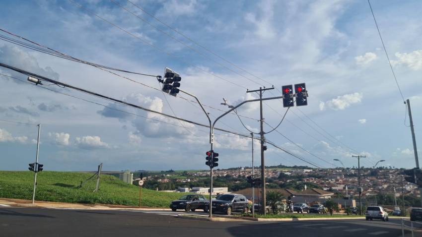 SEMÁFORO DA AVENIDA ISALTINO DO AMARAL CARVALHO ENTRA EM FUNCIONAMENTO