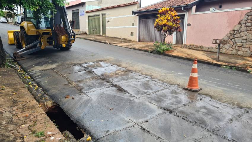 PREFEITURA REALIZA OBRAS DE RECUPERAÇÃO NA RUA JOÃO PAVANELLI