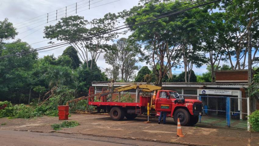 ÁRVORES SÃO RETIRADAS DE ÁREA NA UNIDADE DE SAÚDE DO SANTA HELENA