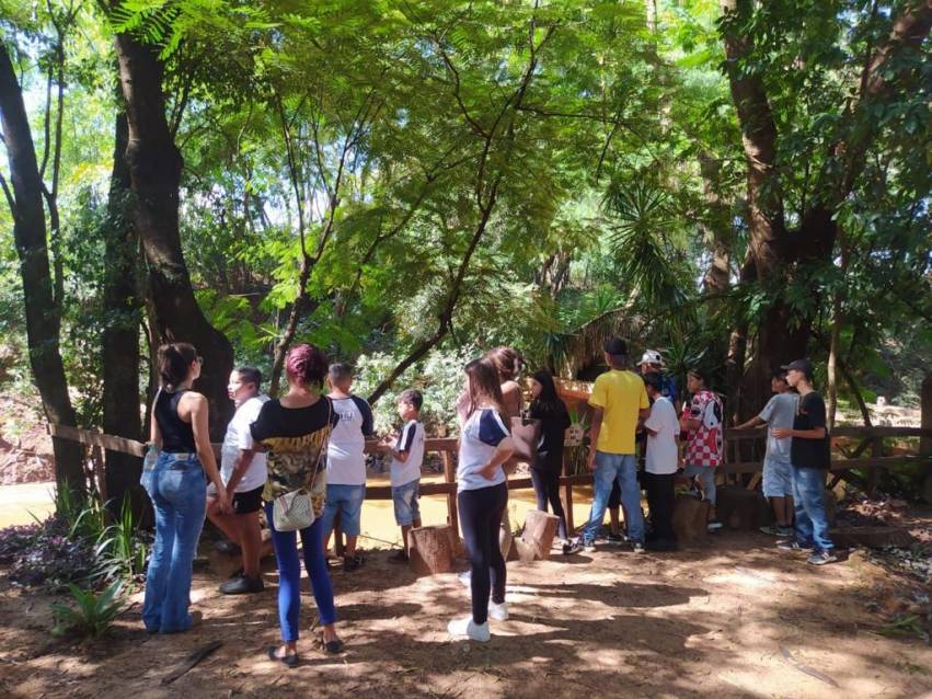 ADOLESCENTES DA LEGIÃO MIRIM NO HORTO MUNICIPAL