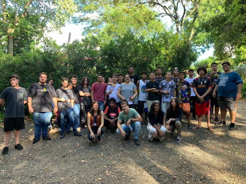 ESTUDANTES VISITAM O HORTO COMO FONTE E RECURSO DE ESTUDO