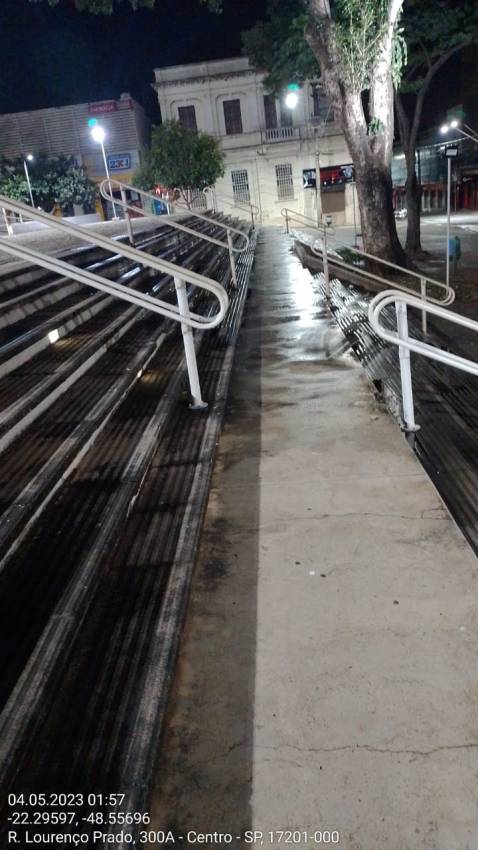 PRAÇA SIQUEIRA CAMPOS RECEBE AÇÕES DE LIMPEZA