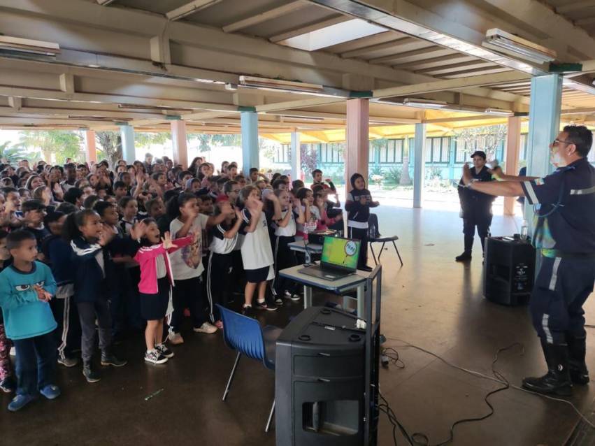ESTUDANTES DO CAIC PARTICIPAM DE PALESTRA SOBRE MAIO AMARELO