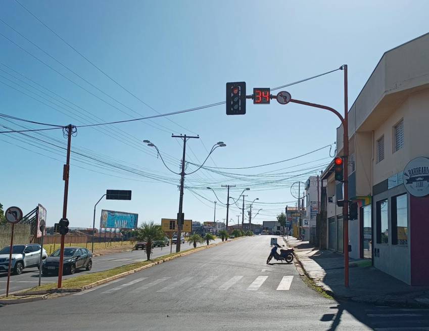 PREFEITURA INSTALA NOVOS CONTROLADORES DE TEMPO EM CRUZAMENTOS DA CIDADE