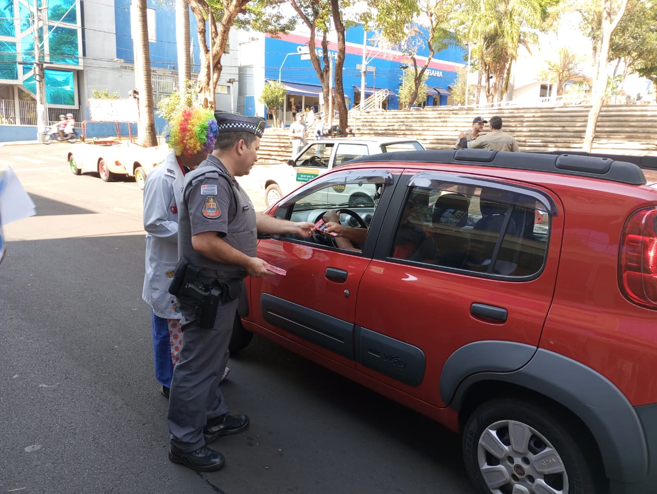 BLITZ EDUCATIVA VISA CONSCIENTIZAÇÃO SOBRE UM TRÂNSITO MAIS SEGURO