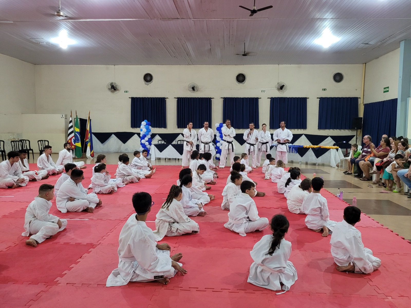 PREFEITURA REALIZA CERIMÔNIA DE TROCA DE FAIXA DOS ALUNOS DAS ESCOLINHAS DE KARATÊ