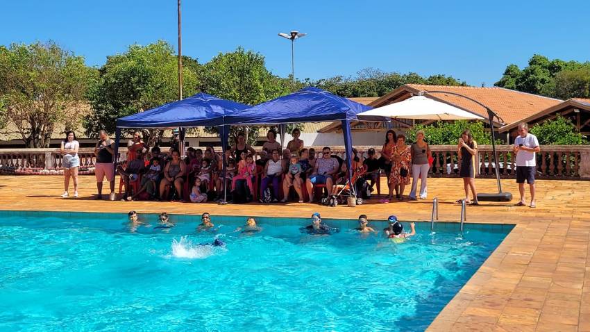 FESTIVAL DE NATAÇÃO REÚNE ALUNOS DAS ESCOLINHAS DA PREFEITURA