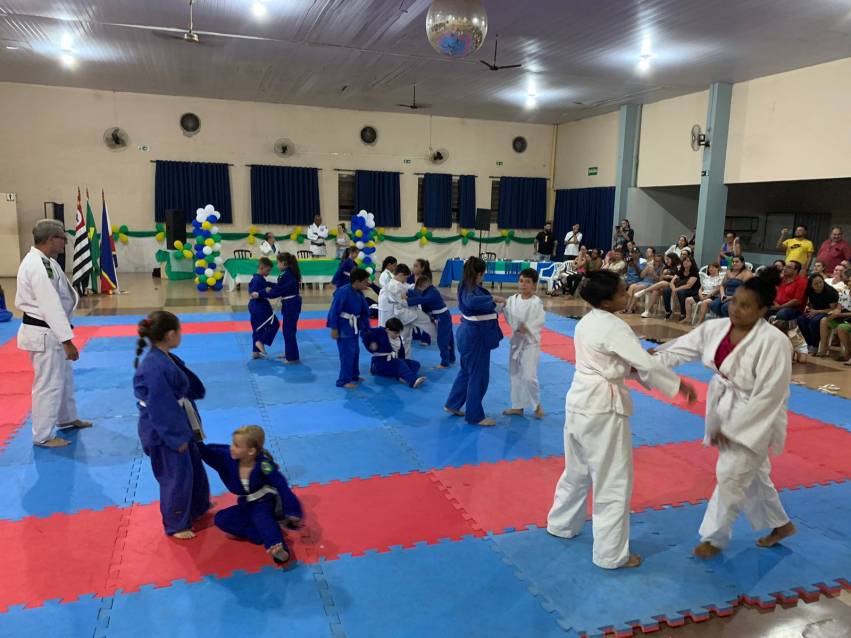 ALUNOS DAS ESCOLINHAS DE JUDÔ REALIZAM TROCA DE FAIXA