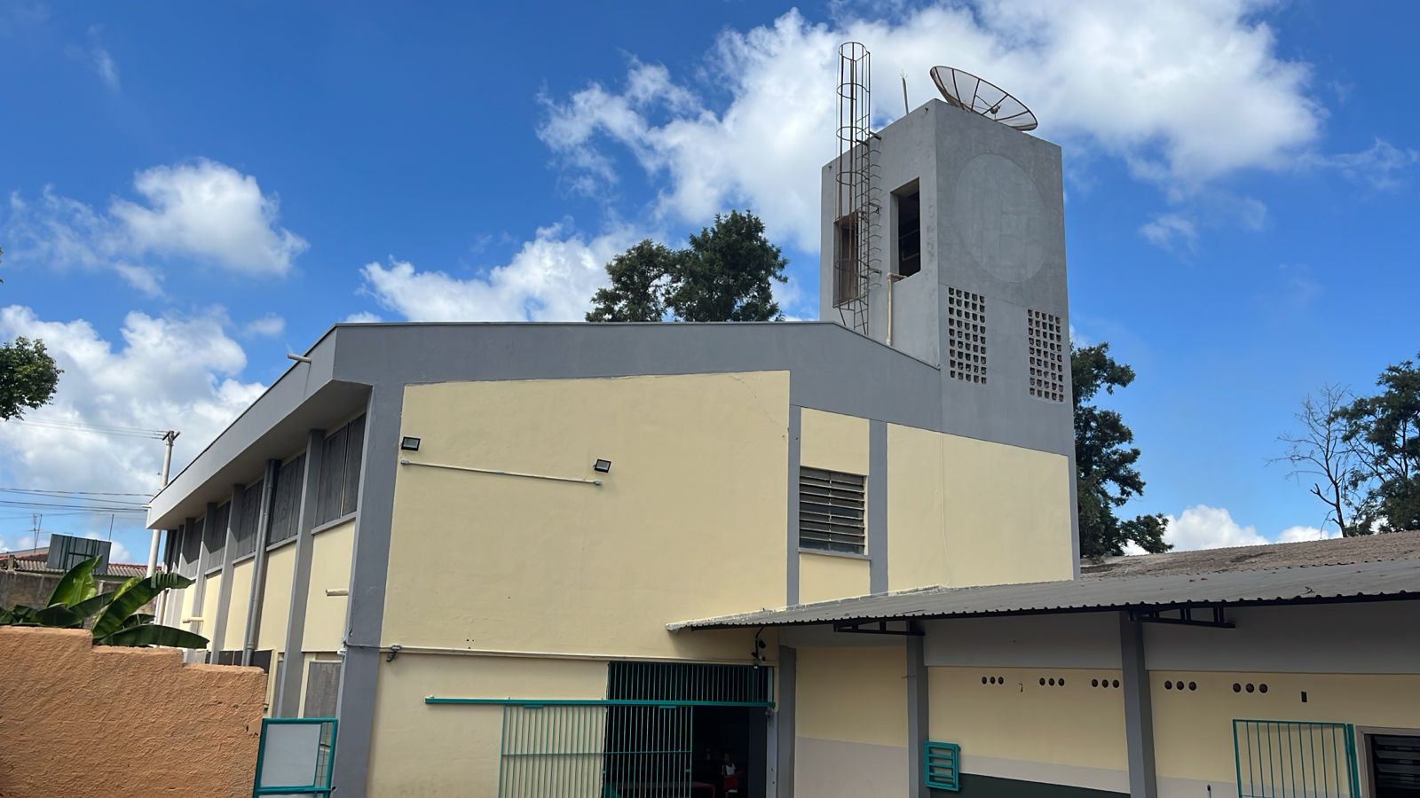 ESCOLAS MUNICIPAIS RECEBEM AÇÕES DE PINTURA E REVITALIZAÇÃO