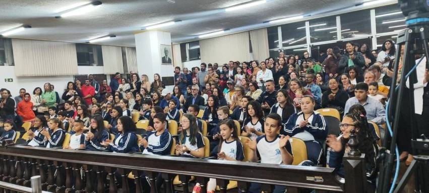 PRÊMIO “ALUNO NOTA 10”: ESTUDANTES DA REDE PÚBLICA DE ENSINO EM DESTAQUE