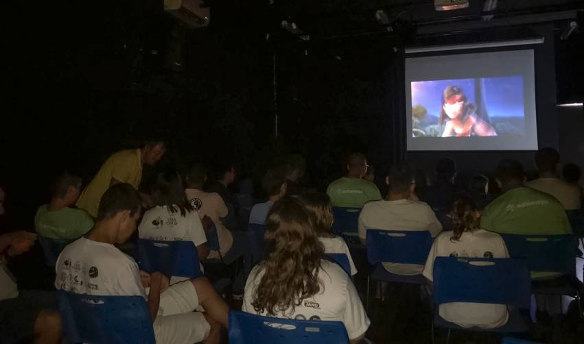 CULTURA E SONHOS NA TELA DURANTE SESSÃO DE CINEMA