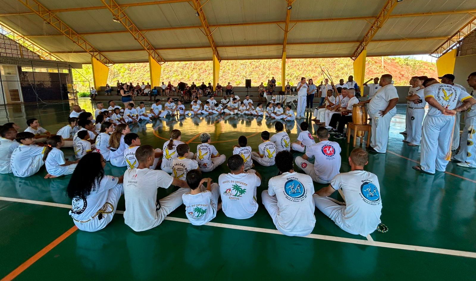 PREFEITURA PARTICIPA DE CERIMÔNIA DE TROCA DE CORDÃO DE CAPOEIRA
