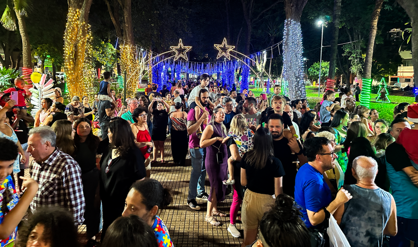 “MAGIA DE NATAL” - PAPAI NOEL CHEGA ILUMINANDO O JARDIM DE BAIXO