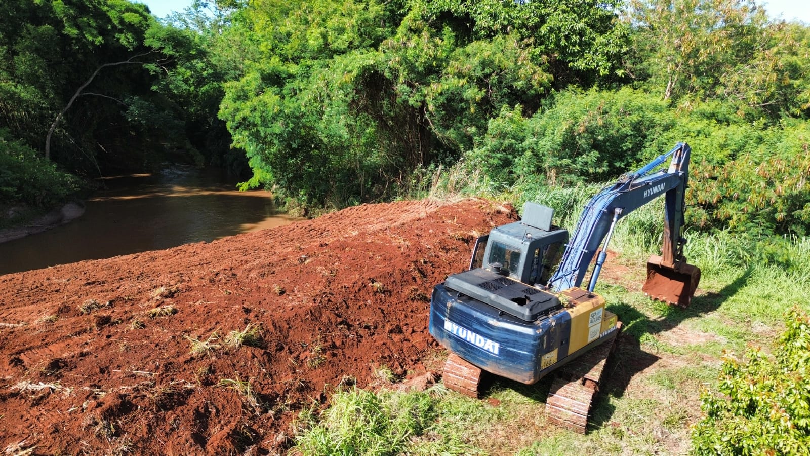 SERVIÇOS DE LIMPEZA DO RIO JAÚ AVANÇAM