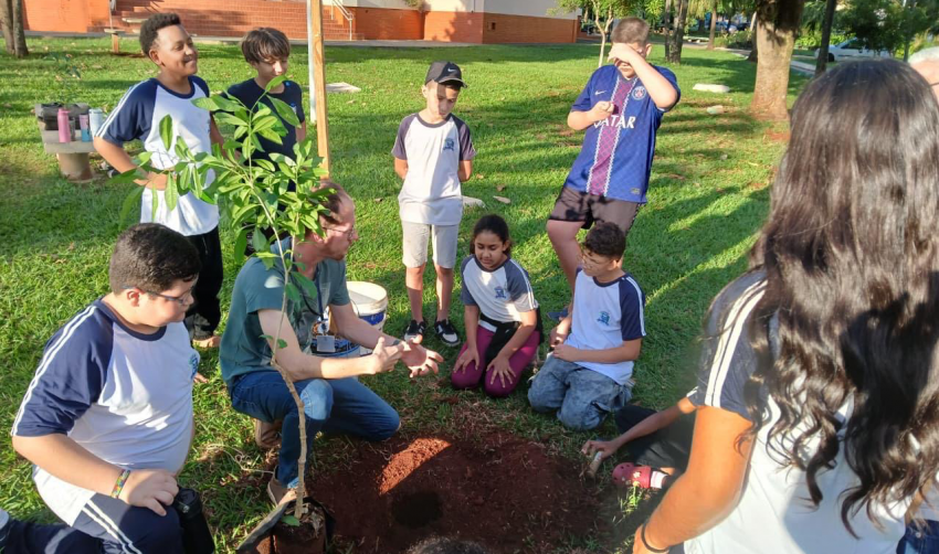 PRESERVANDO O SÍMBOLO DE JAHU: ESTUDANTES DA “NORMA BOTELHO” PLANTAM PEROBA-ROSA