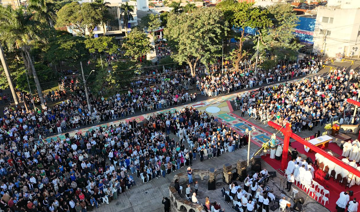 CELEBRAÇÃO DE CORPUS CHRISTI REÚNE MILHARES DE FIÉIS
