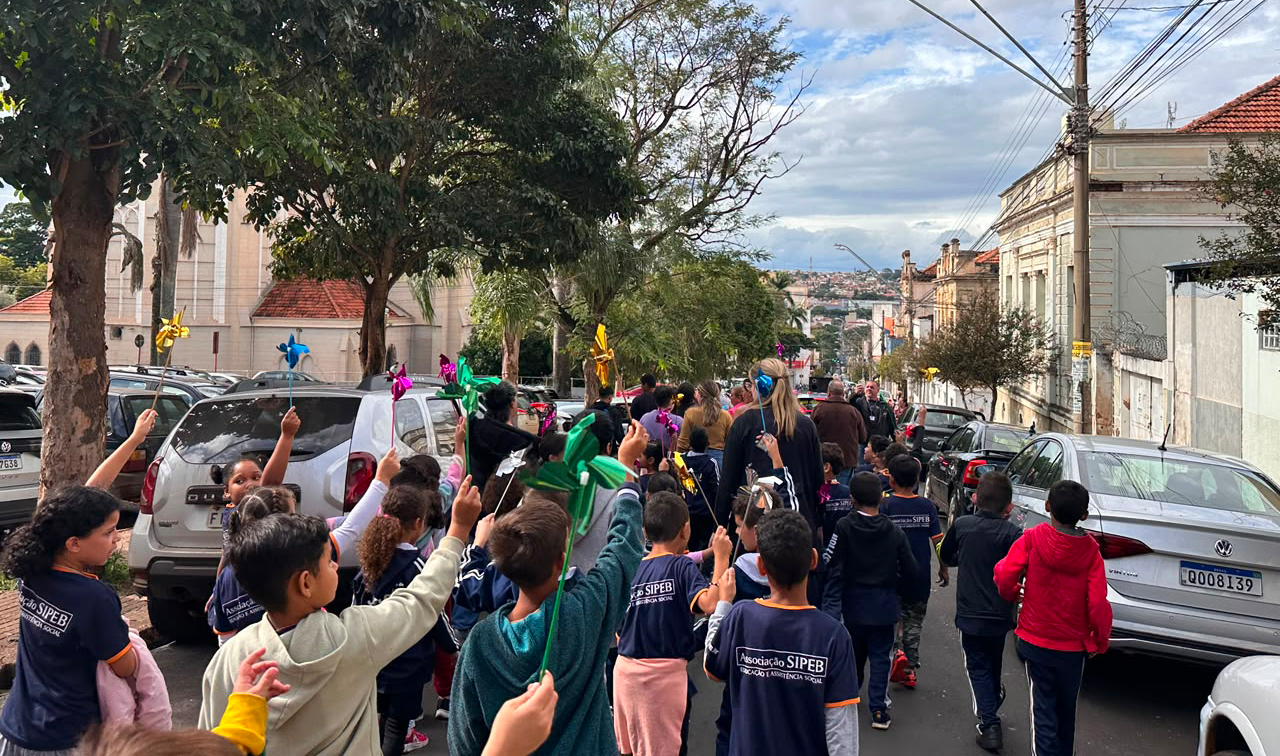 CAMINHADA MARCA DIA DE COMBATE AO TRABALHO INFANTIL