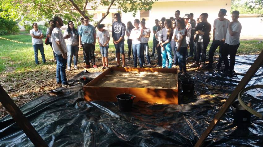 Alunos de escola estadual de Ibitinga participam de escavação no Museu de Jahu