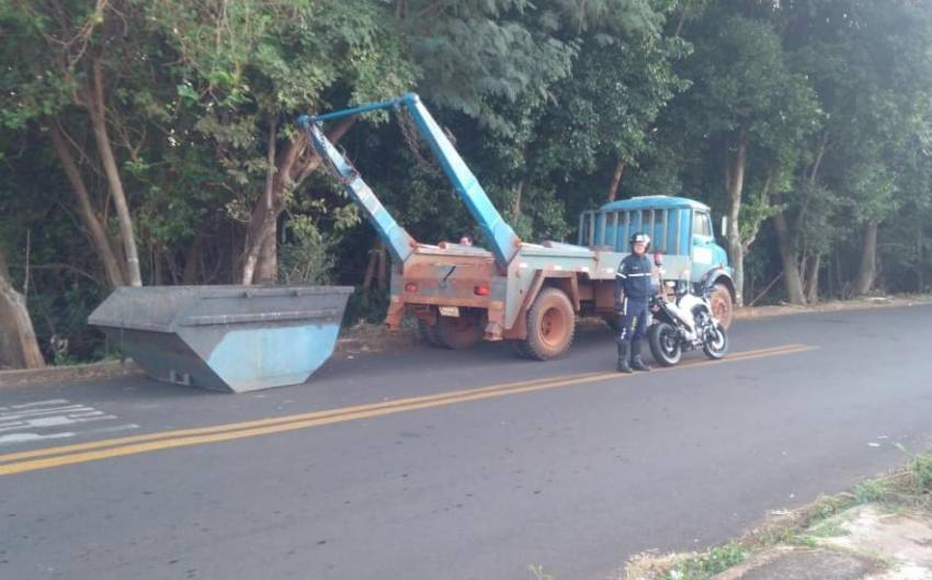 MOBILIDADE RECOLHE CAÇAMBA SEM SINALIZAÇÃO