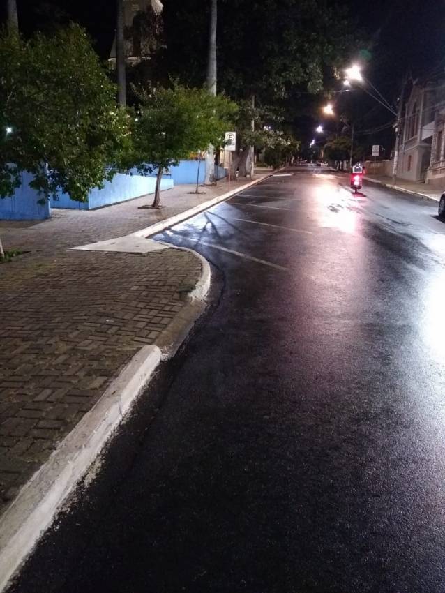 PRAÇA SIQUEIRA CAMPOS PASSA POR LIMPEZA