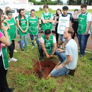 Imagem da notícia Prefeitura realiza plantio de árvores com alunos do curso de medicina
