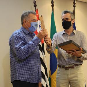 Imagem da notícia Prefeito Rafael Agostini entrega chaves da cidade para prefeito eleito Ivan Cassaro