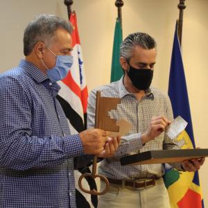 Imagem da notícia Prefeito Rafael Agostini entrega chaves da cidade para prefeito eleito Ivan Cassaro