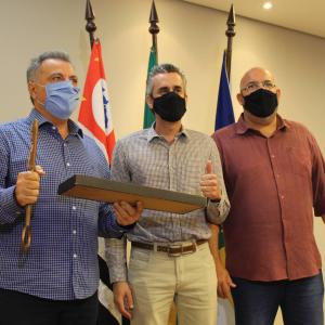 Imagem da notícia Prefeito Rafael Agostini entrega chaves da cidade para prefeito eleito Ivan Cassaro