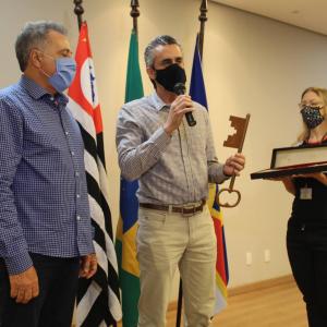 Imagem da notícia Prefeito Rafael Agostini entrega chaves da cidade para prefeito eleito Ivan Cassaro