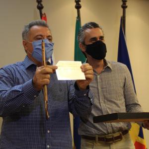 Imagem da notícia Prefeito Rafael Agostini entrega chaves da cidade para prefeito eleito Ivan Cassaro