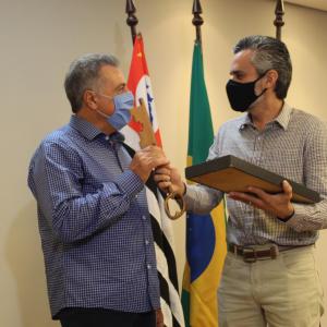 Imagem da notícia Prefeito Rafael Agostini entrega chaves da cidade para prefeito eleito Ivan Cassaro