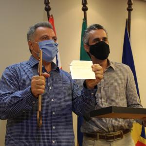 Imagem da notícia Prefeito Rafael Agostini entrega chaves da cidade para prefeito eleito Ivan Cassaro