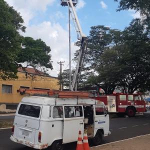 Imagem da notícia BOMBEIROS E SECRETARIA TROCAM LÂMPADAS QUEIMADAS