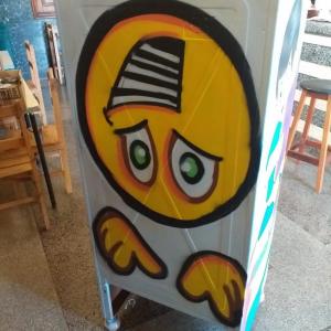 Imagem da notícia GELADEIRA LITERÁRIA GANHA GRAFITE DE PRESENTE