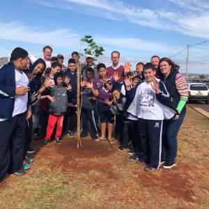 Imagem da notícia ÁRVORES SÃO PLANTADAS NO RESIDENCIAL FREI GALVÃO E VILA ASSIS