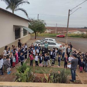 Imagem da notícia CRIANÇAS PLANTAM ÁRVORE EM ESCOLA DE POTUNDUVA